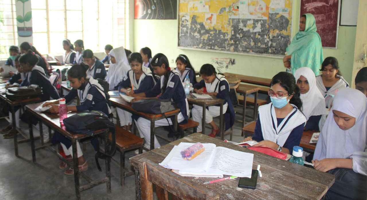 তিন দফা দাবিতে টানা কর্মবিরতিতে
